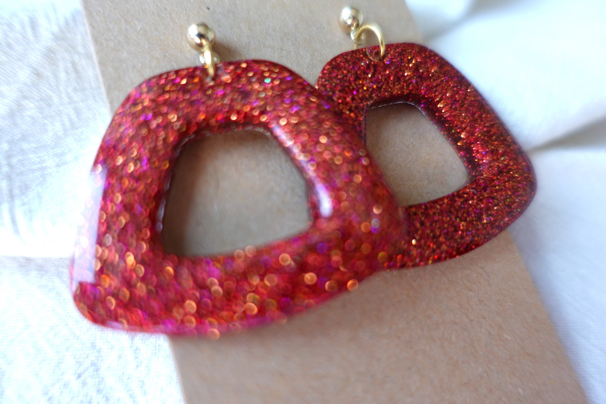 Trapezium donut oorbellen rood met holografische glitter - statement oorbellen