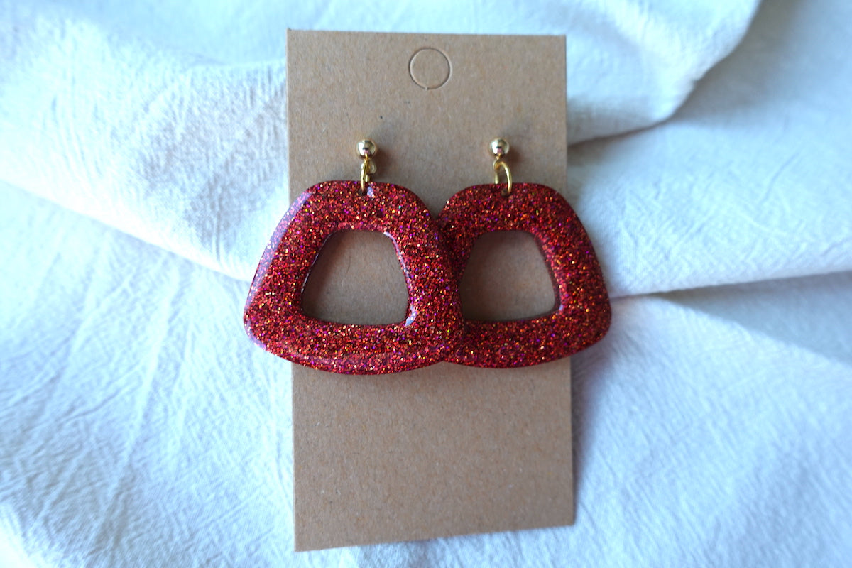 Trapezium donut oorbellen rood met holografische glitter - statement oorbellen