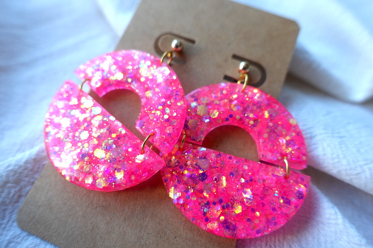 Halve maan Barbie roze oorbellen met glitter - statement oorbellen