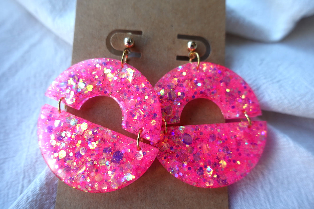 Halve maan Barbie roze oorbellen met glitter - statement oorbellen