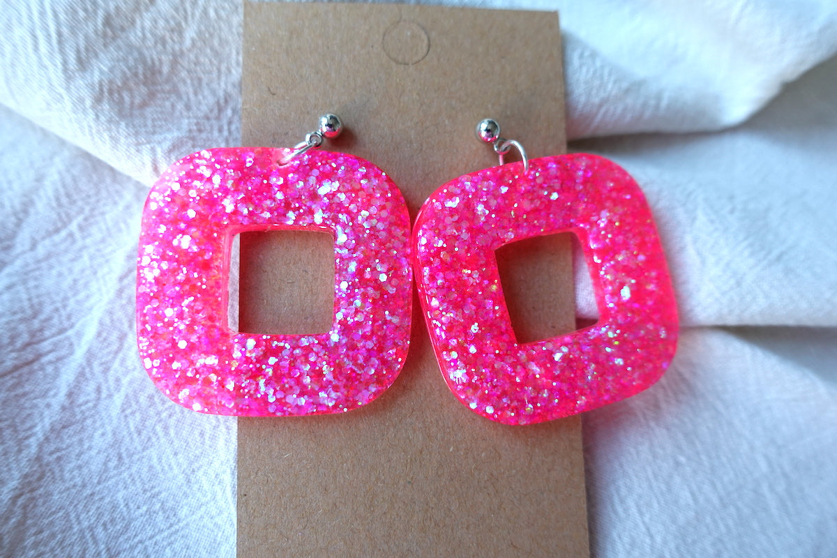 Vierkante donut oorbellen felroze met glitter - opvallende oorbellen