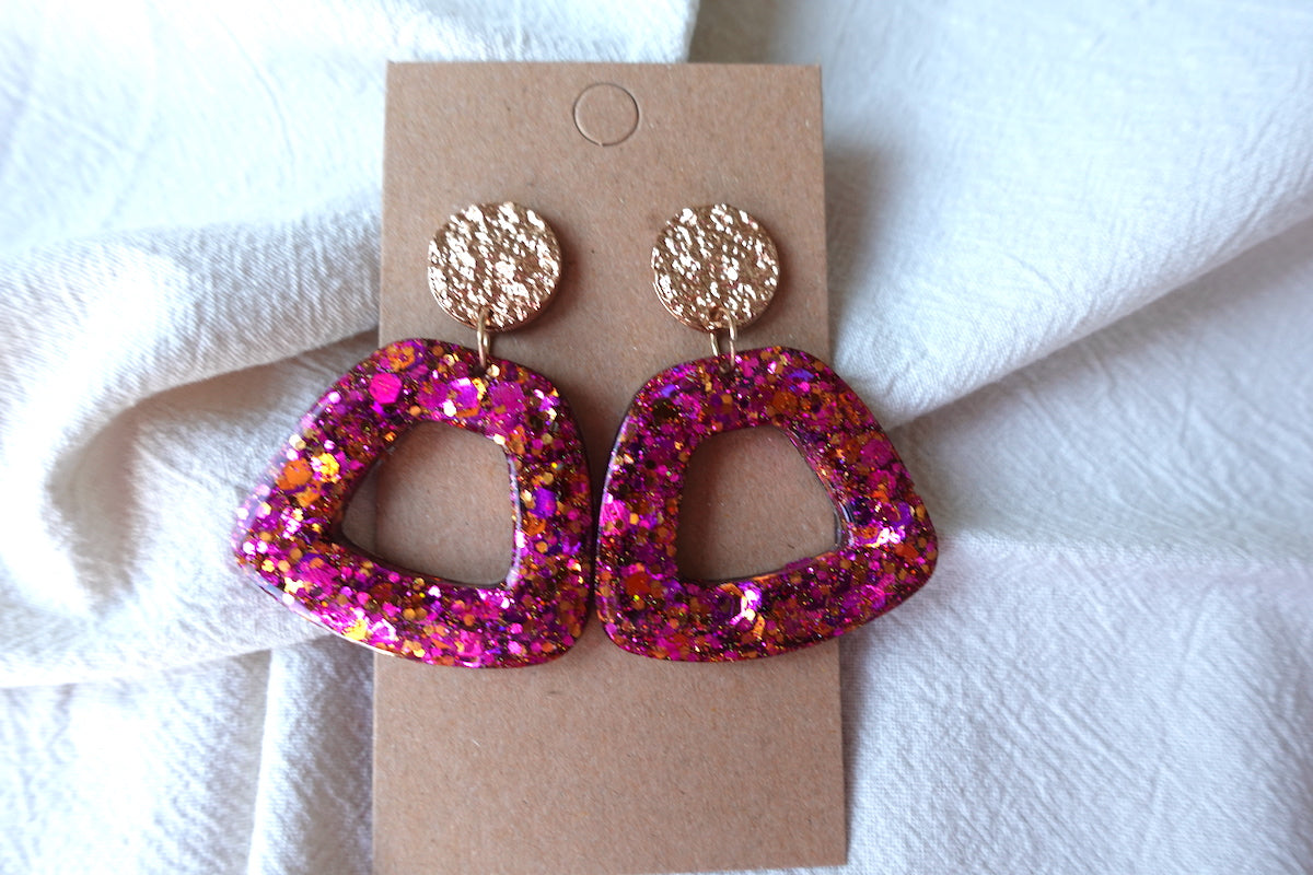 Trapezium donut oorbellen roze met glitter - opvallende oorbellen