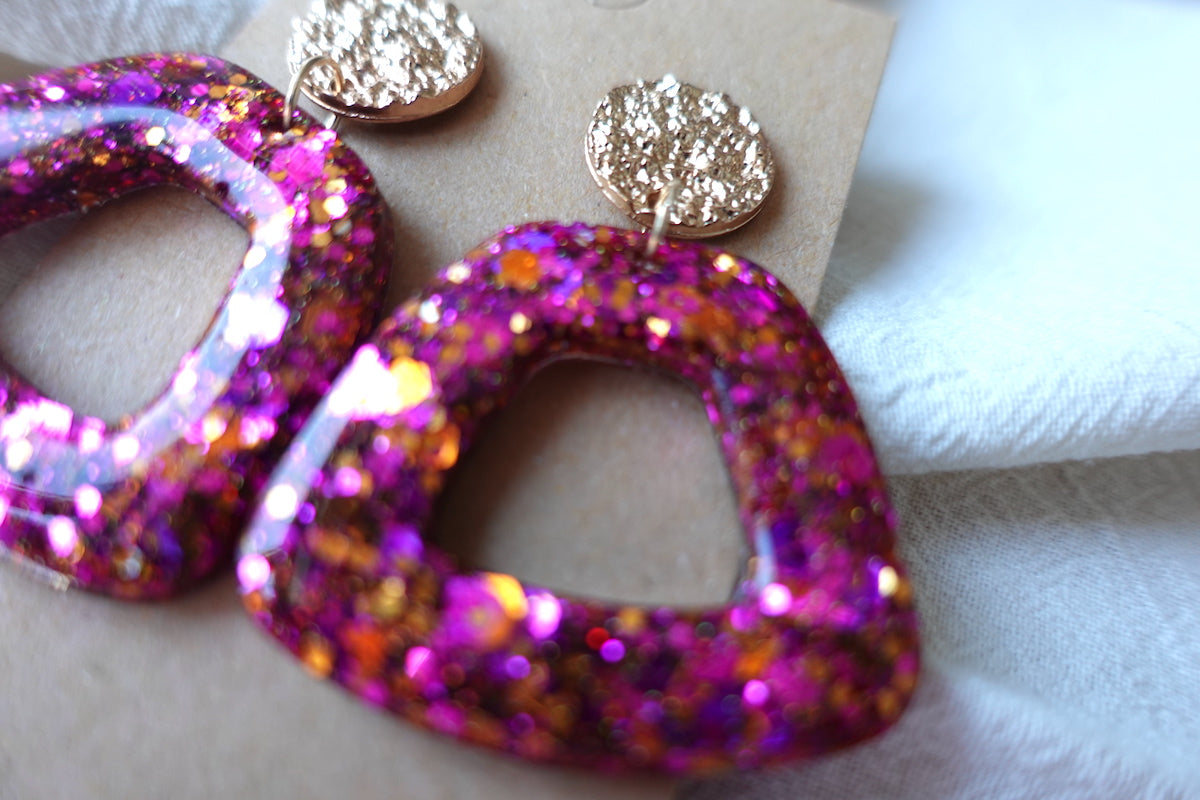 Trapezium donut oorbellen roze met glitter - opvallende oorbellen