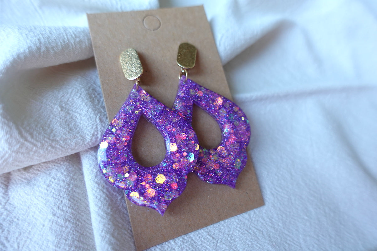 Marokkaanse donut oorbellen paars met holografische glitter - statement oorbellen