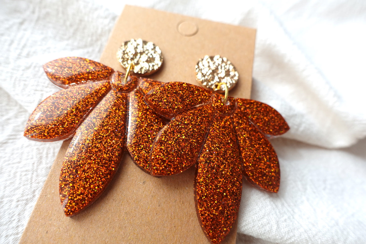 Bloem oorbellen oranje met holografische glitter - statement oorbellen