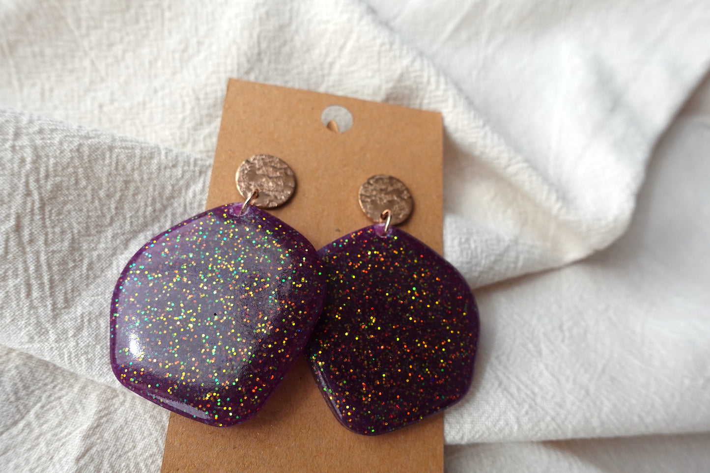 Organische oorbellen paars met glitter - statement oorbellen