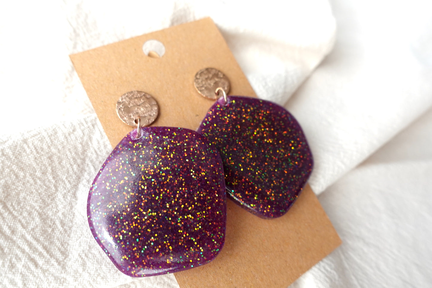 Organische oorbellen paars met glitter - statement oorbellen