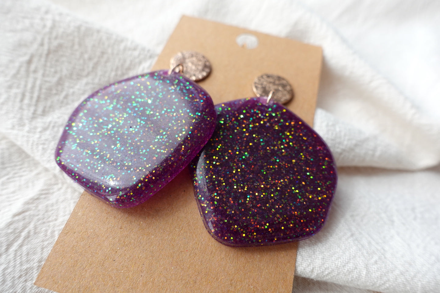 Organische oorbellen paars met glitter - statement oorbellen