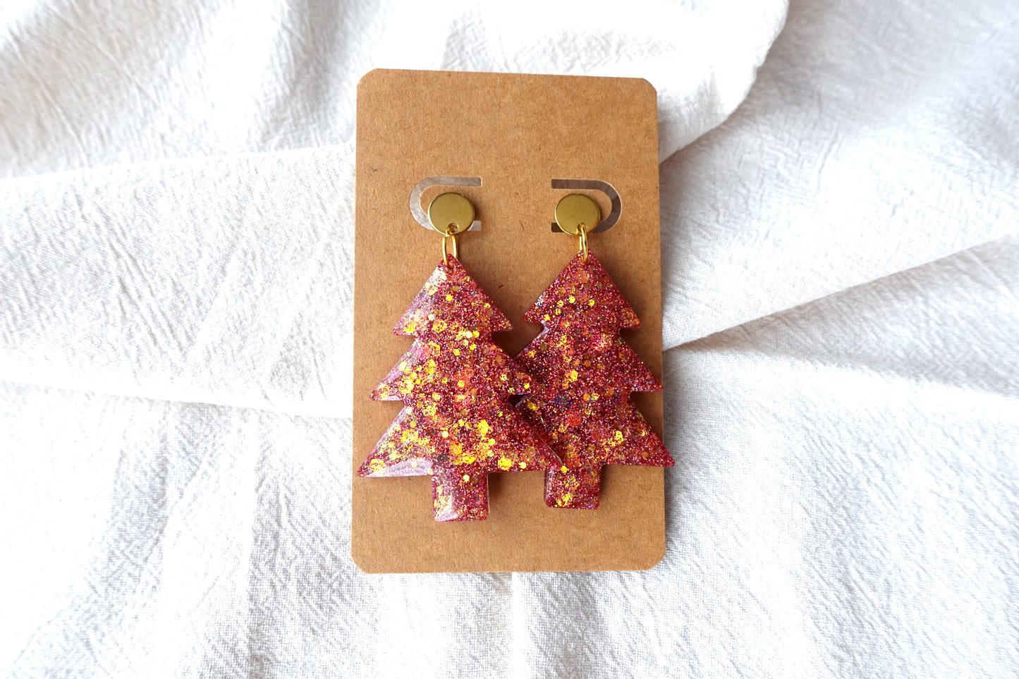 Holografische, rode kerstboom oorbellen met goudkleurige stud met flakes