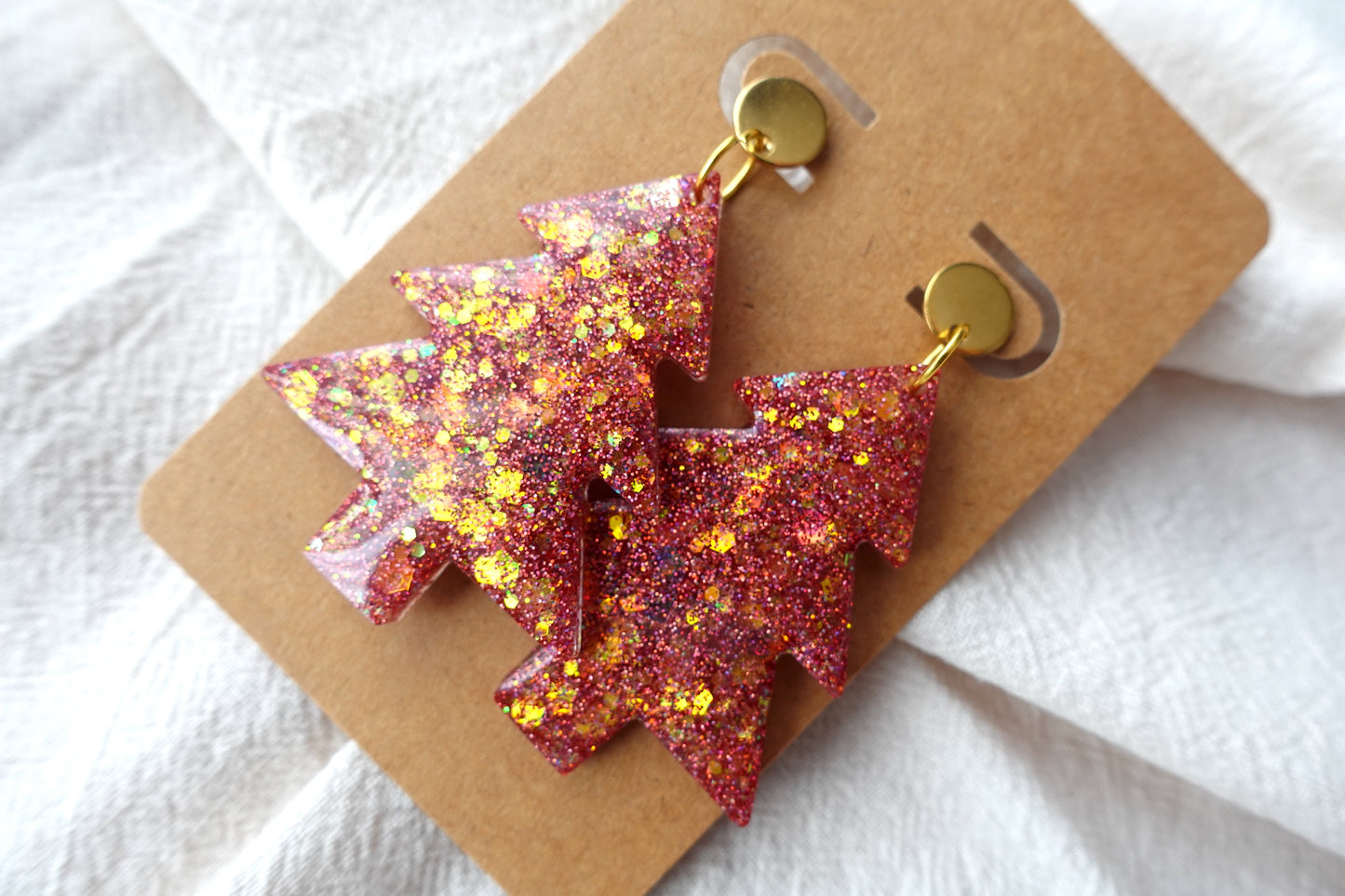 Holografische, rode kerstboom oorbellen met goudkleurige stud met flakes