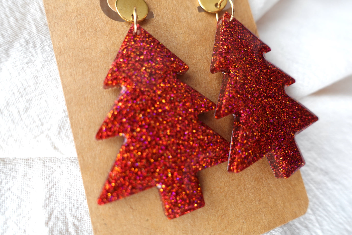 Holografische, rode kerstboom oorbellen met goudkleurige stud
