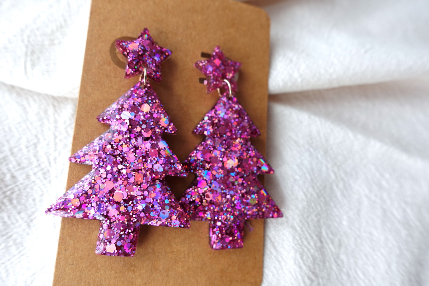 Holografische, roze kerstboom oorbellen met sterretje