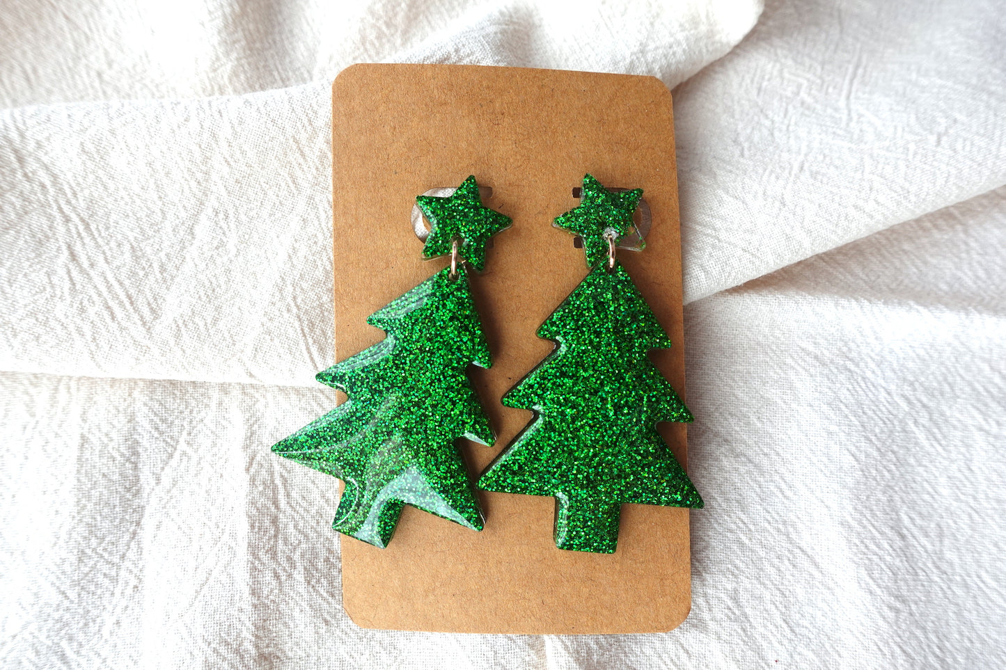 Holografische, groene kerstboom oorbellen met sterretje