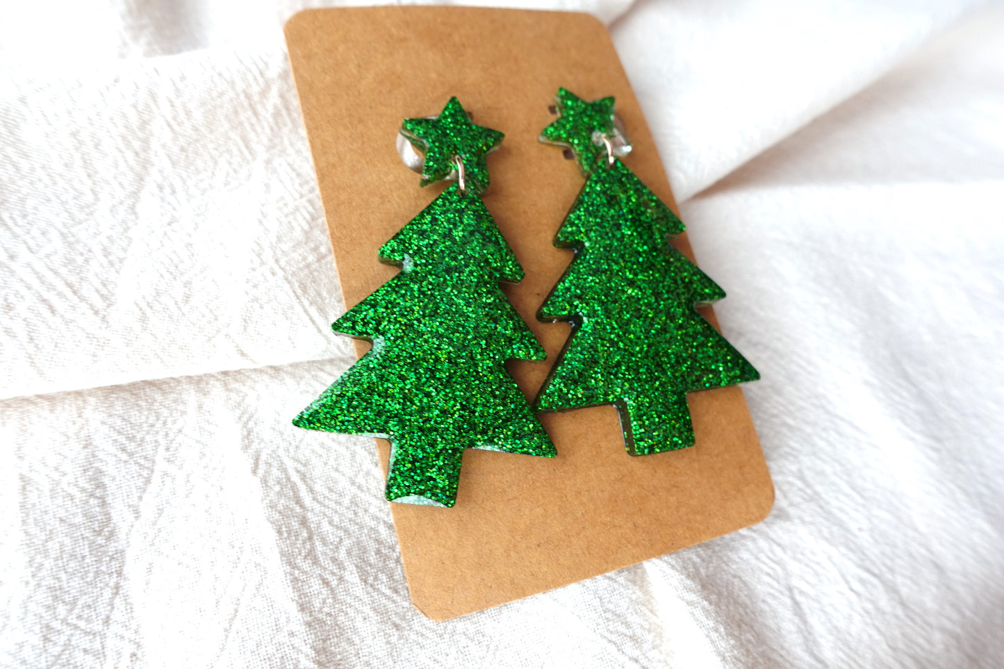 Holografische, groene kerstboom oorbellen met sterretje