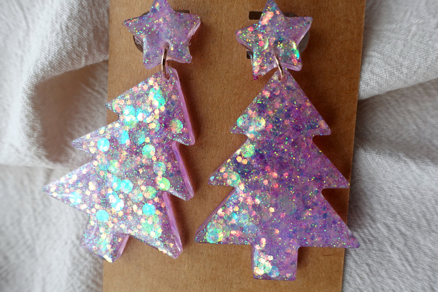 Lichtroze glitter kerstboom oorbellen met sterretje en flakes
