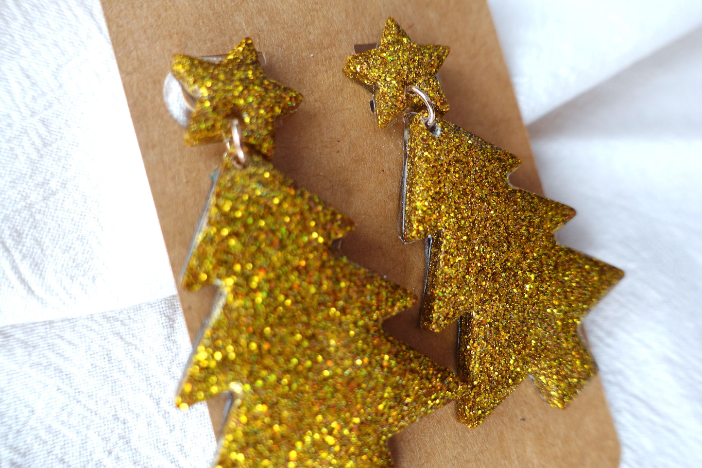 Holografische, gouden kerstboom oorbellen met sterretje