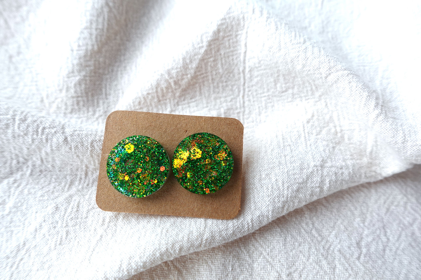 Groene holografische mini oorstekertjes oorbellen met flakes