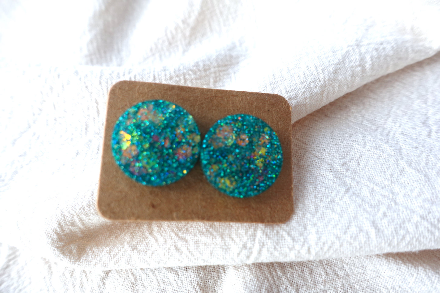 Turquoise holografische glitter oorbellen studs met flakes- statement oorbellen