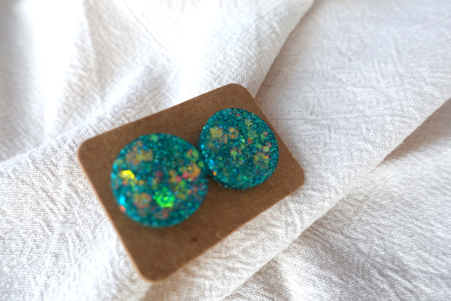 Turquoise holografische glitter oorbellen studs met flakes- statement oorbellen