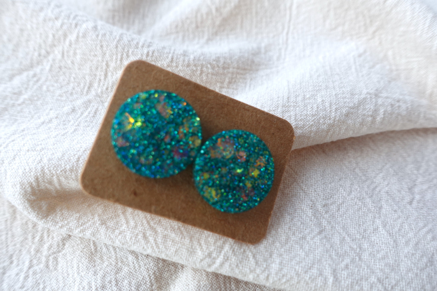 Turquoise holografische glitter oorbellen studs met flakes- statement oorbellen