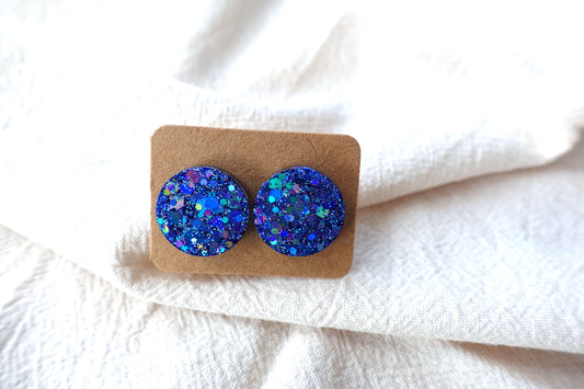 Donkerblauwe holografische glitter oorbellen studs met flakes- statement oorbellen