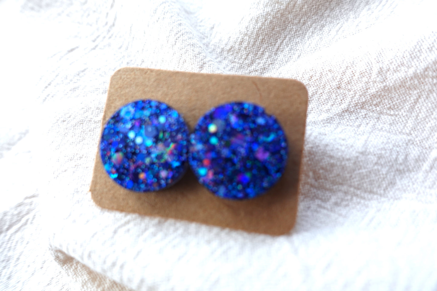 Donkerblauwe holografische glitter oorbellen studs met flakes- statement oorbellen