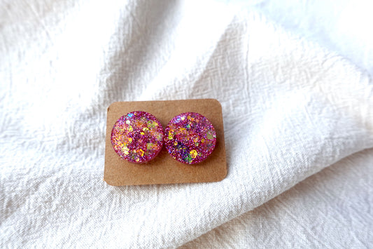 Roze holografische glitter oorbellen studs met flakes- statement oorbellen