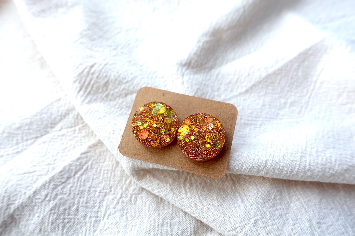 Warm gouden holografische mini oorstekertjes oorbellen met flakes