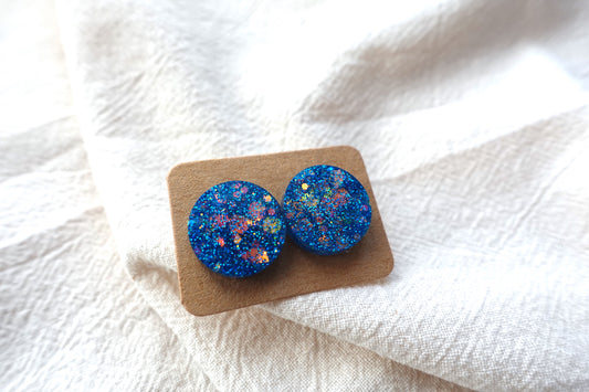 Blauwe holografische glitter oorbellen studs met flakes- statement oorbellen