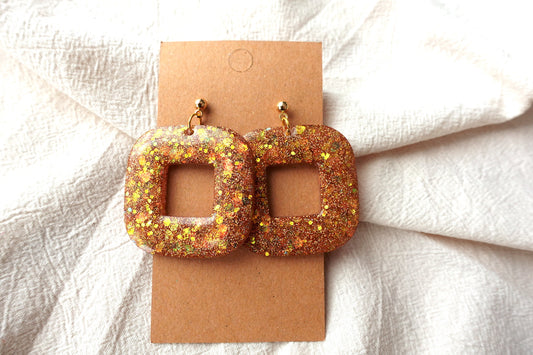 Vierkante donut oorbellen gouden glitter holografische oorbellen met gouden knopje  - statement oorbellen