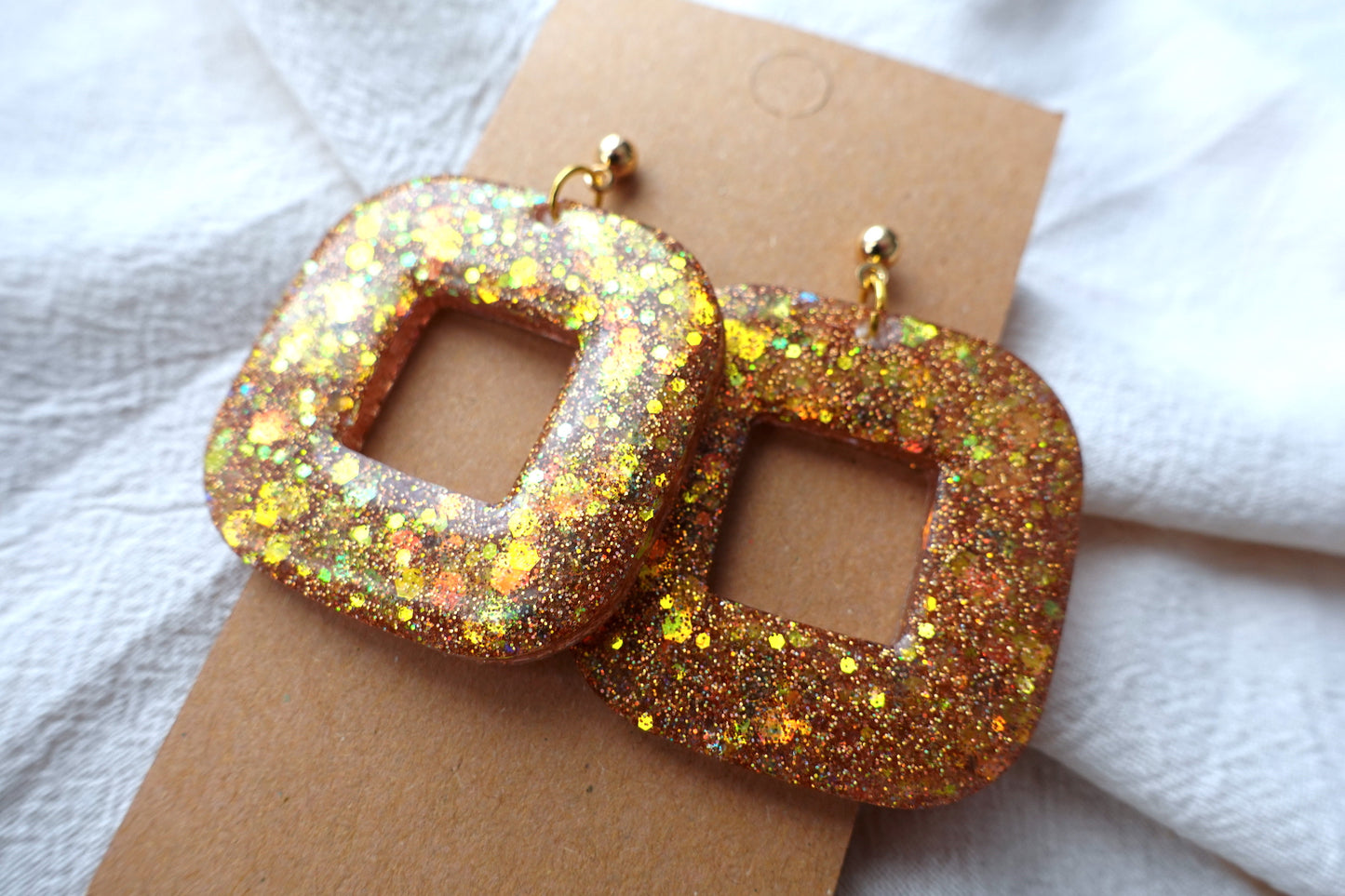 Vierkante donut oorbellen gouden glitter holografische oorbellen met gouden knopje  - statement oorbellen