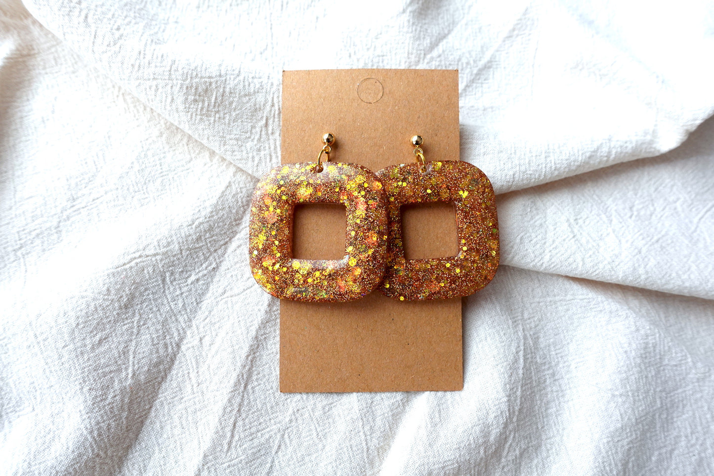 Vierkante donut oorbellen gouden glitter holografische oorbellen met gouden knopje  - statement oorbellen