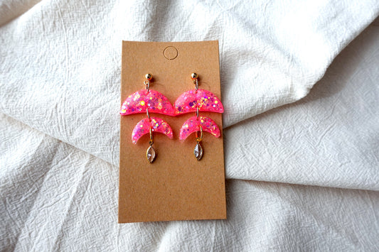 Halve maantjes roze oorbellen met goudkleurige glitter - statement oorbellen