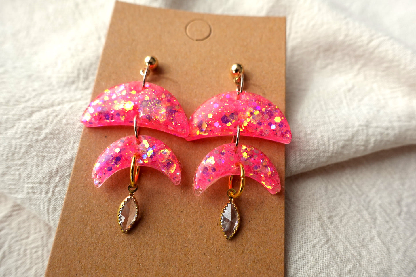 Halve maantjes roze oorbellen met goudkleurige glitter - statement oorbellen