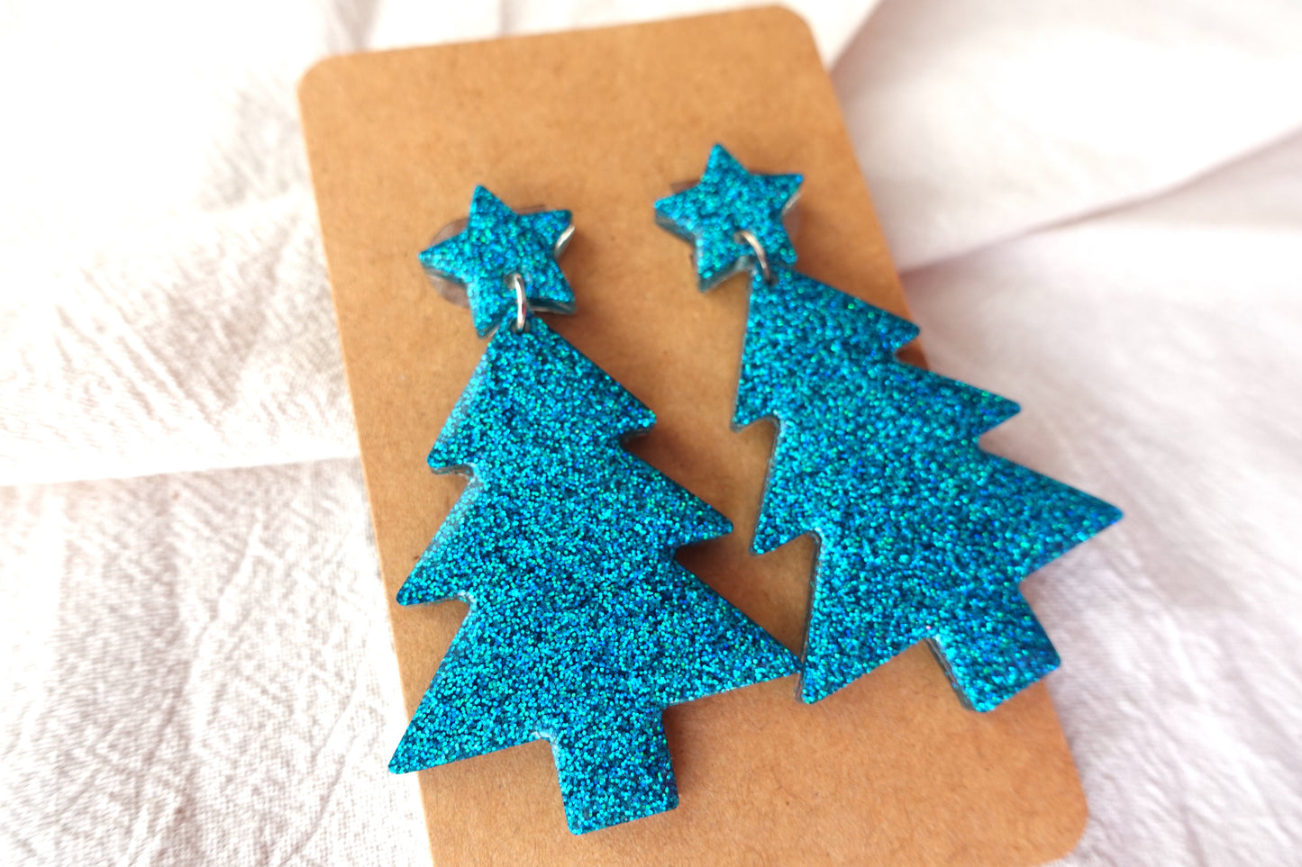 Holografische turquoise kerstboom oorbellen met sterretje