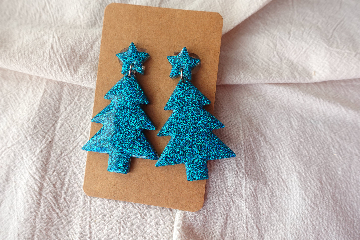 Holografische turquoise kerstboom oorbellen met sterretje