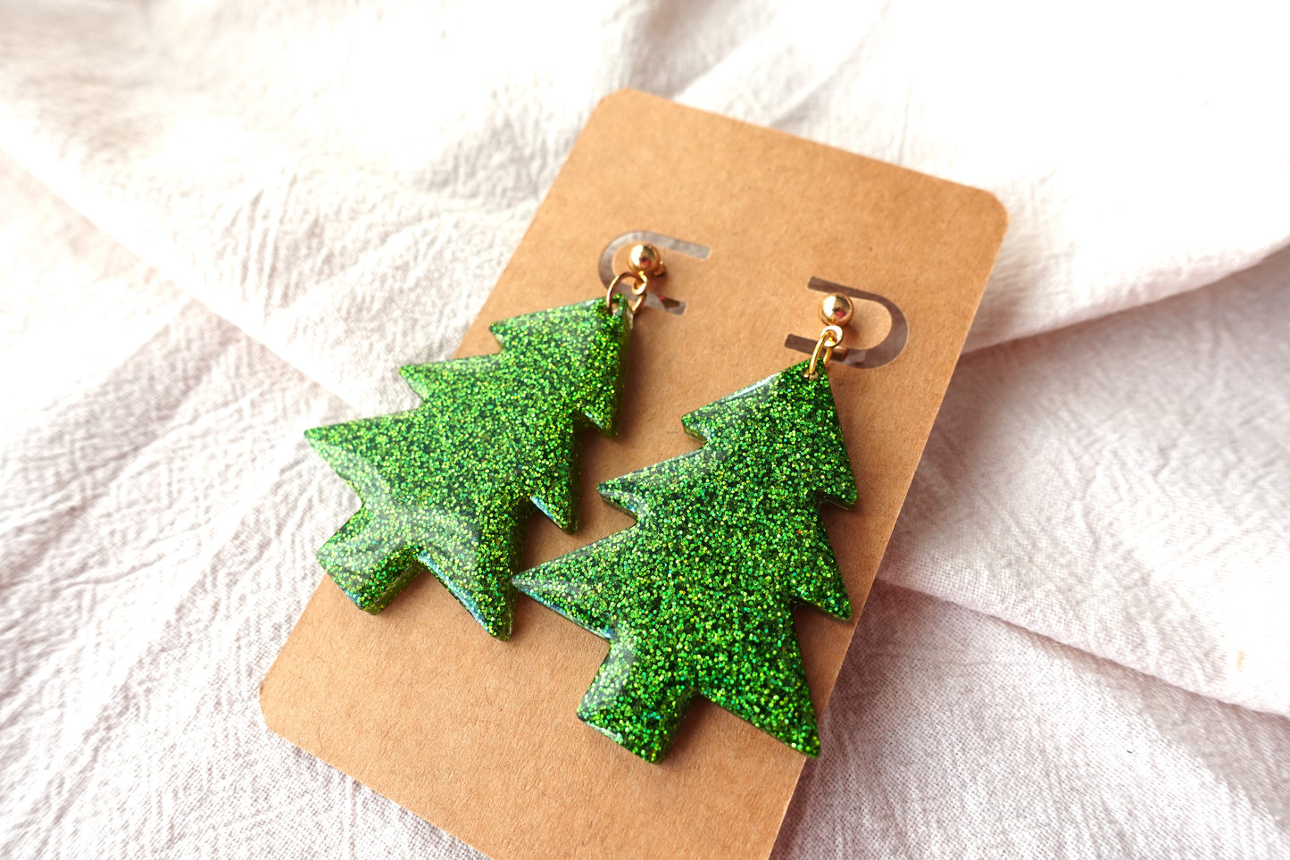 Holografische, groene kerstboom oorbellen met gouden knopje