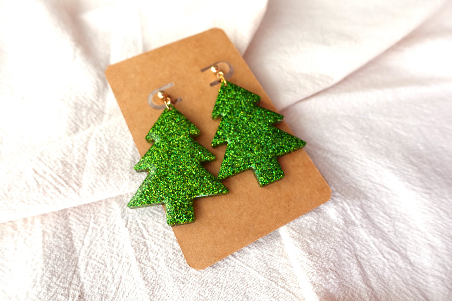 Holografische, groene kerstboom oorbellen met gouden knopje
