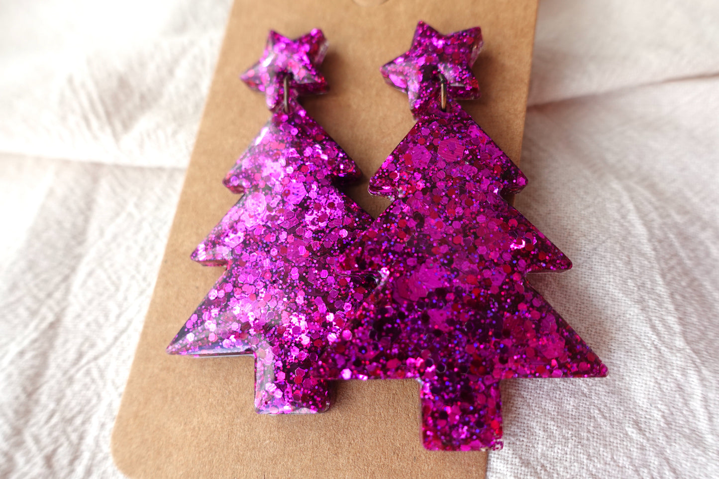 Fuchsia glitter kerstboom oorbellen met sterretje