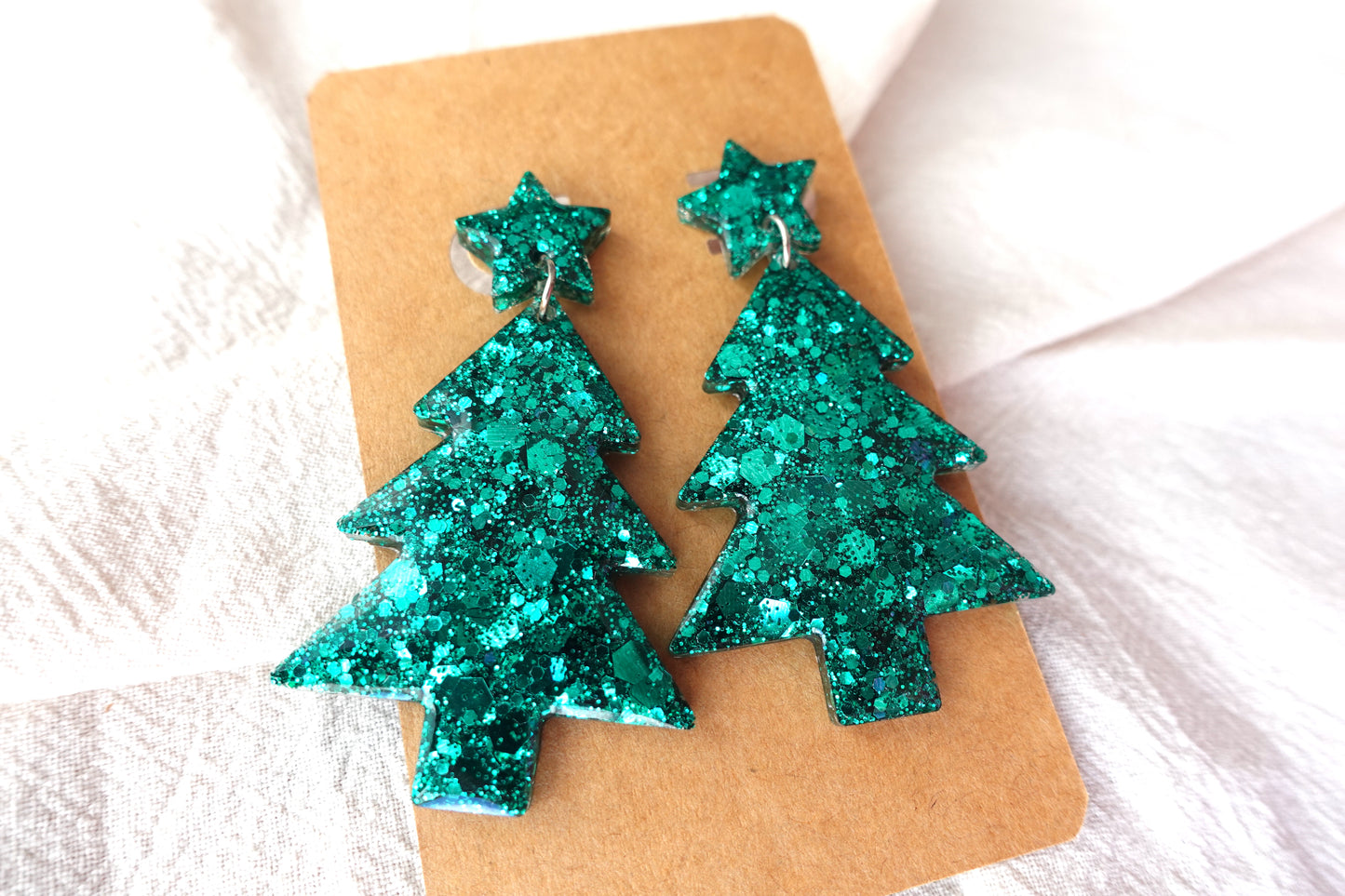 Donkergroene glitter kerstboom oorbellen met sterretje