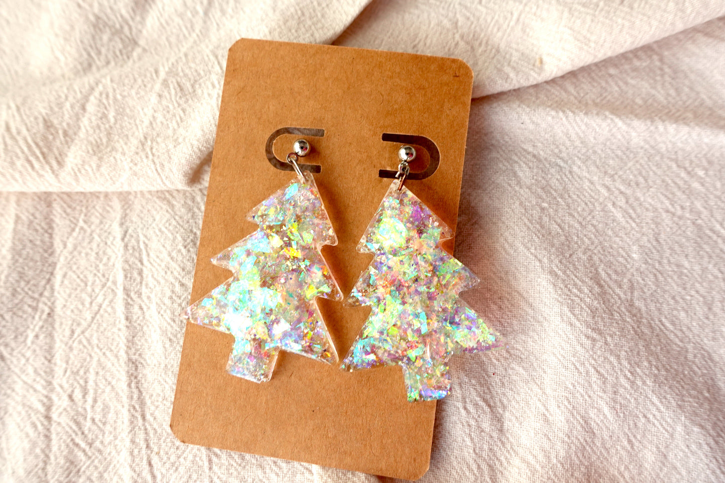 Doorzichtige glitter kerstboom oorbellen met zilverkleurig knopje en flakes