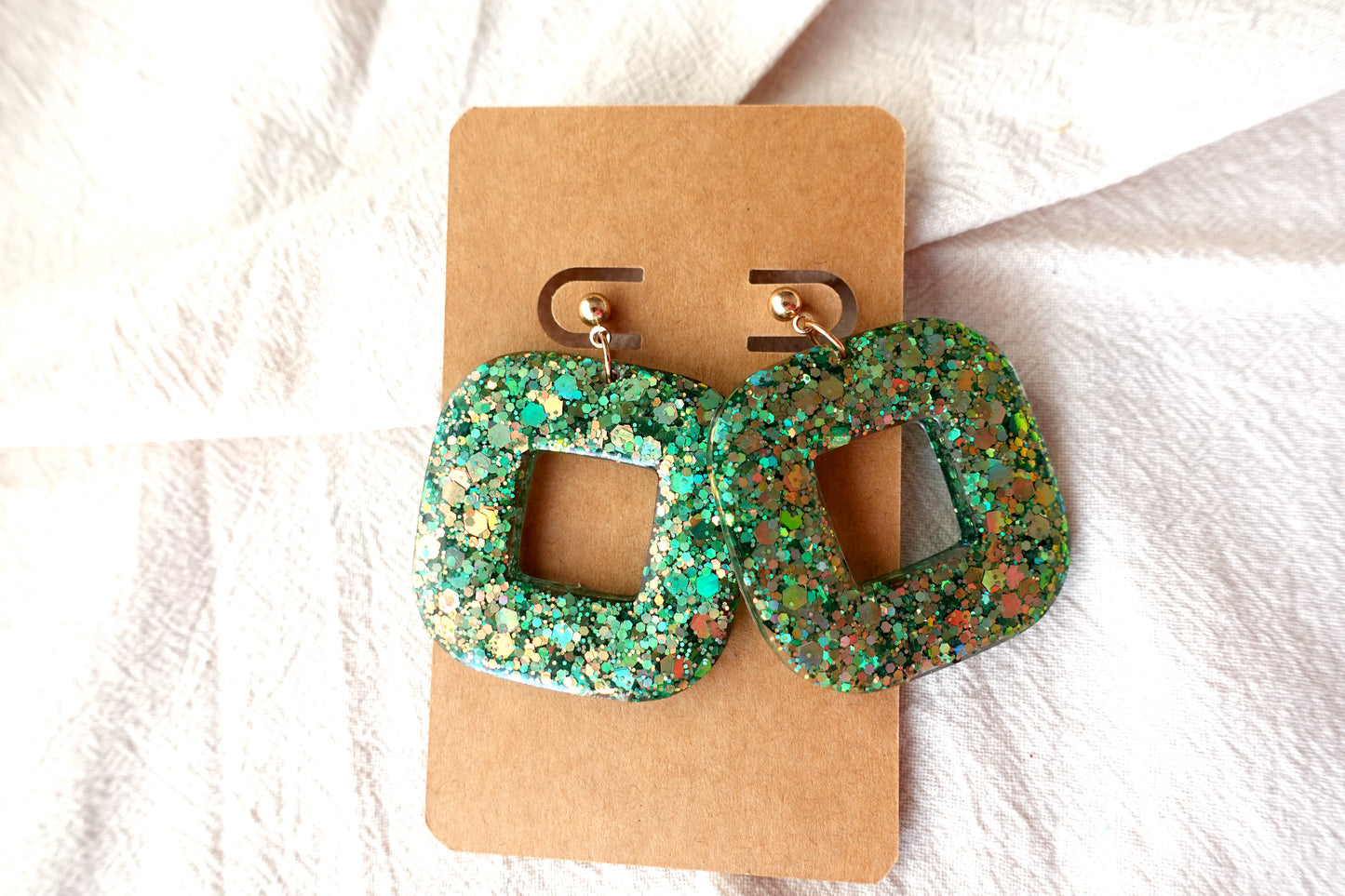 Vierkante donut oorbellen (groene holografische glitter)