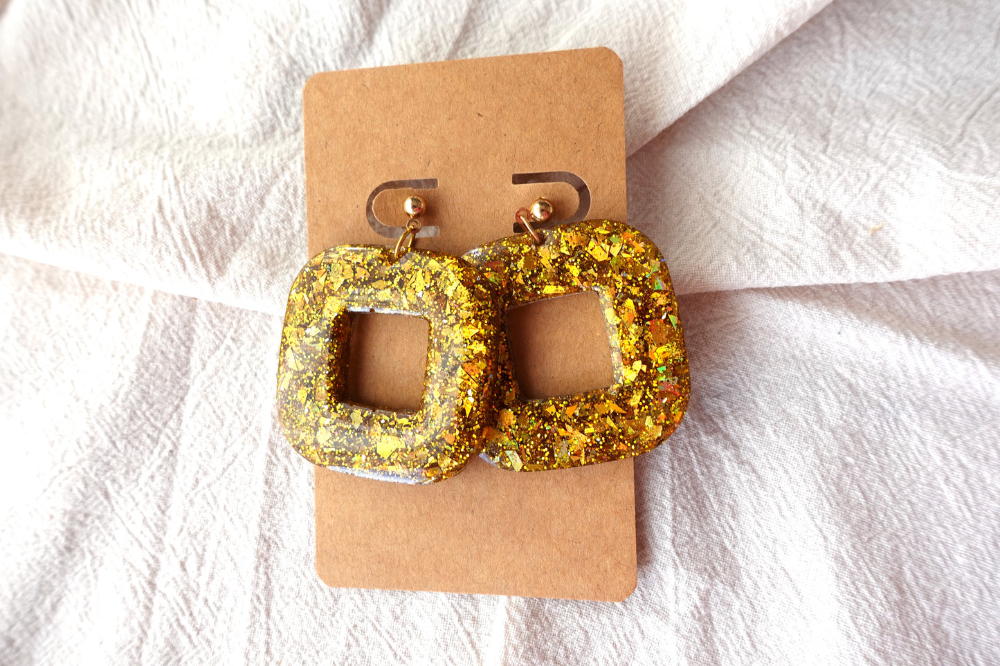 Vierkante donut oorbellen (gouden holografische glitter)