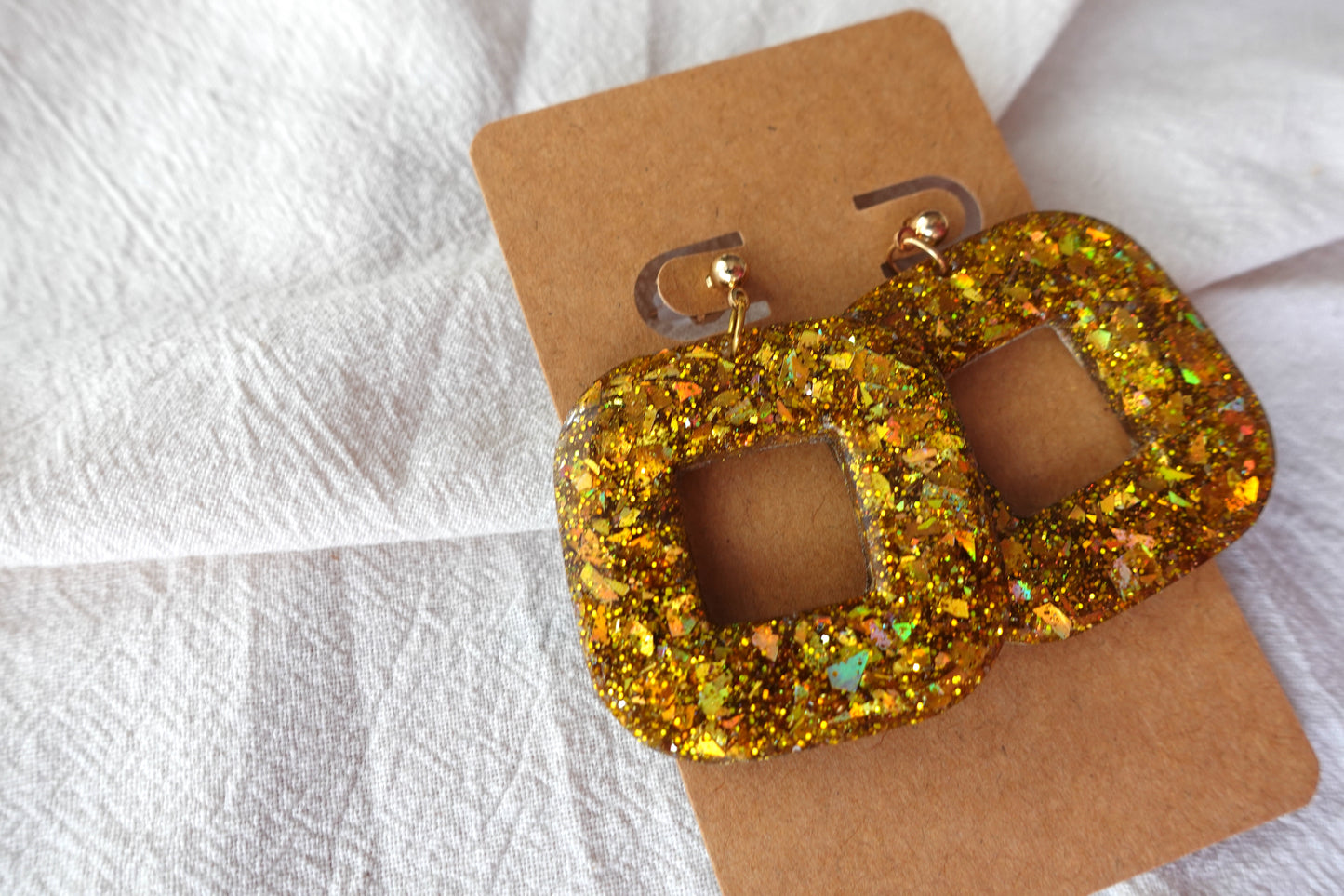 Vierkante donut oorbellen (gouden holografische glitter)