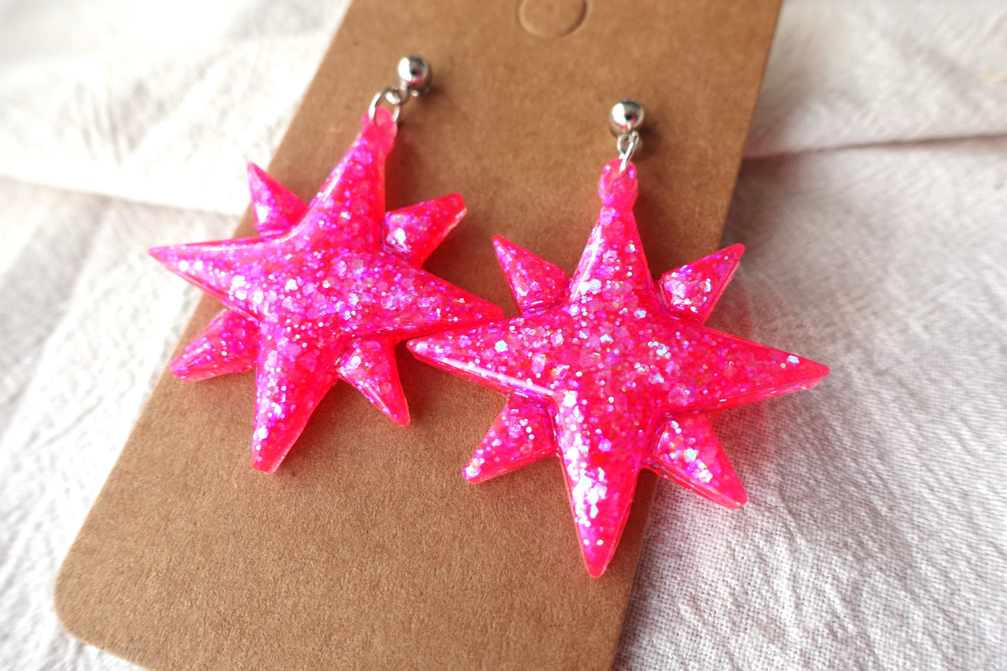 Kerst ster oorbellen met zilverkleurig knopje (roze glitter)