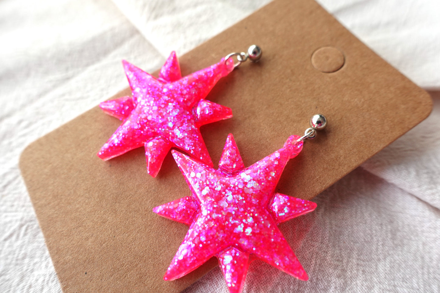 Kerst ster oorbellen met zilverkleurig knopje (roze glitter)