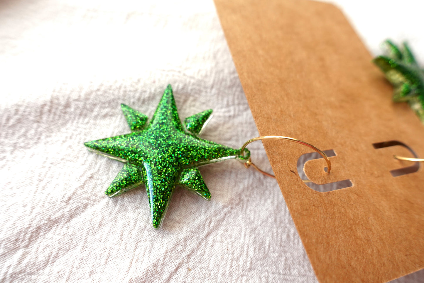 Copy of Kerst ster oorbellen met hoop (groene holografische glitter)