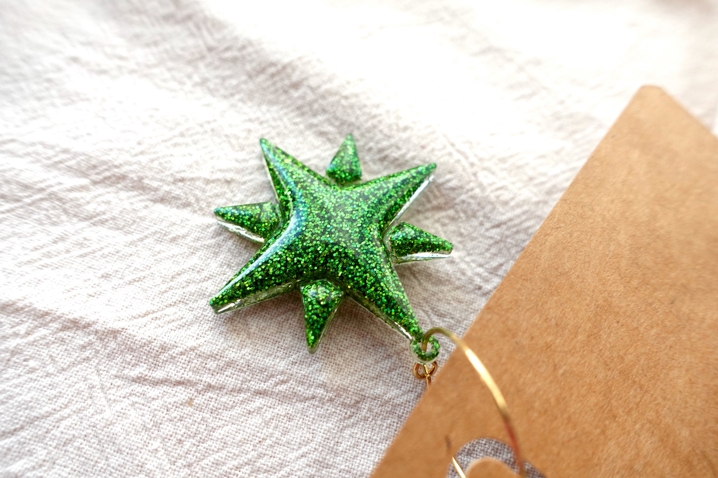 Copy of Kerst ster oorbellen met hoop (groene holografische glitter)