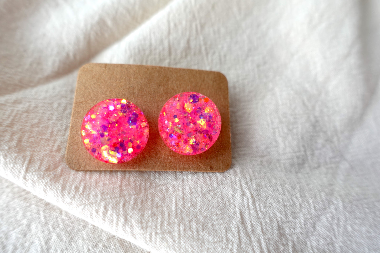 Roze holografische mini oorstekertjes met goudkleurige holografische flakes oorbellen