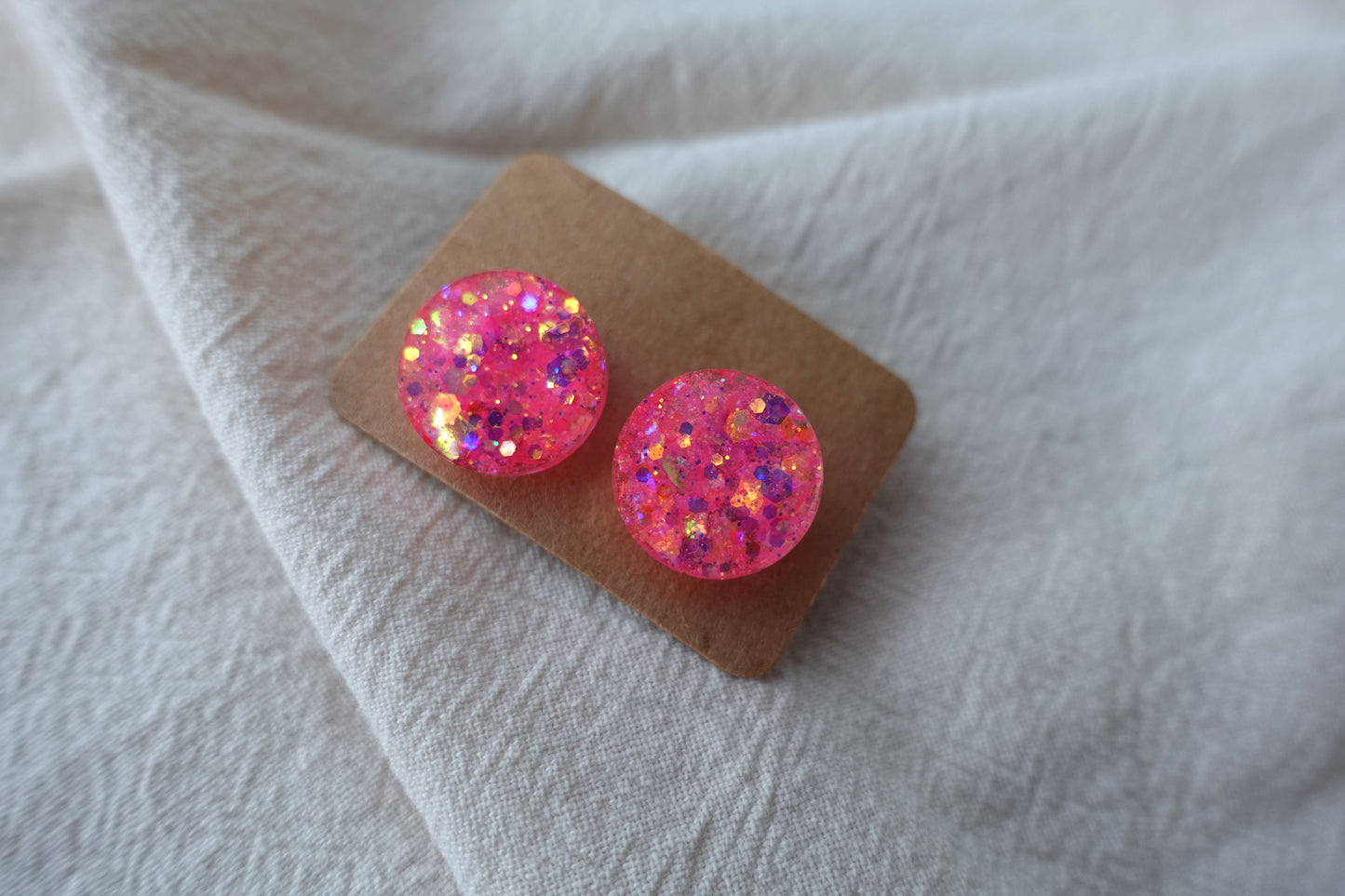 Roze holografische mini oorstekertjes met goudkleurige holografische flakes oorbellen